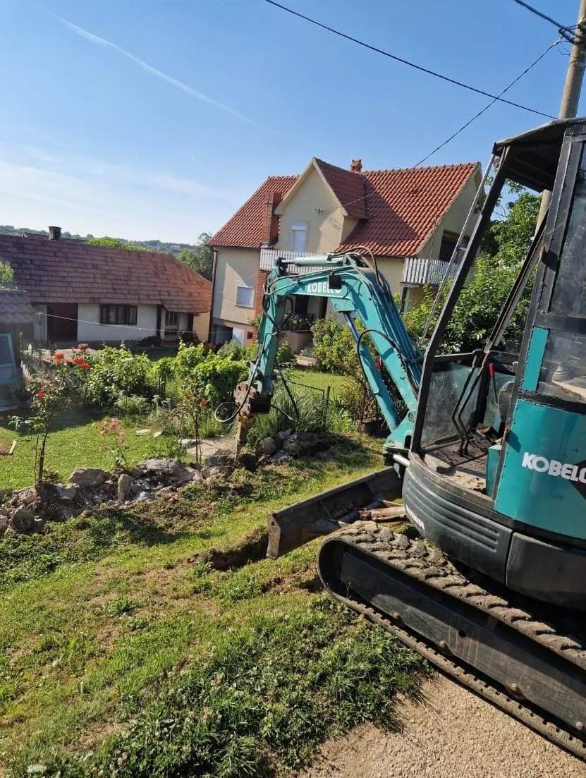 Razbijanje betona hidrauličnim čekićem u dvorištu