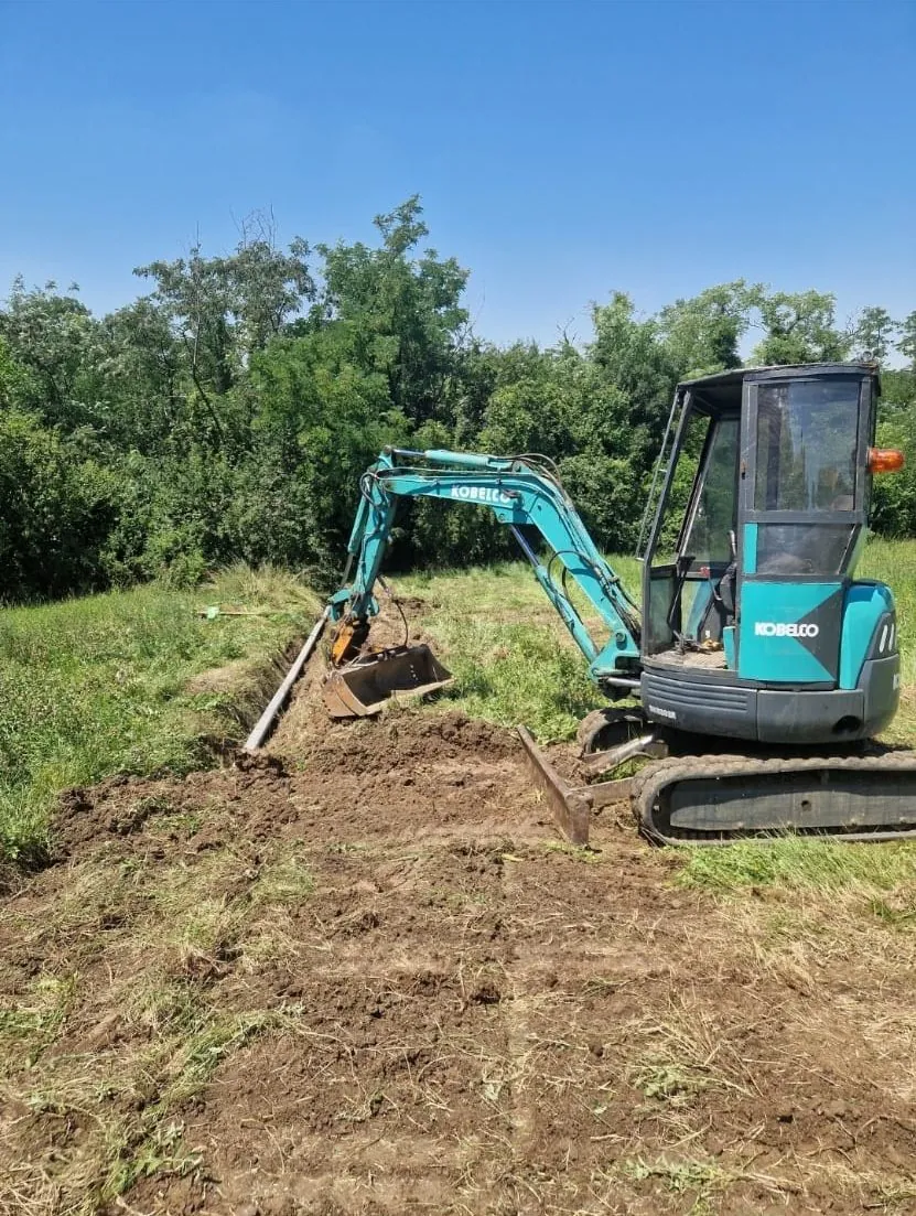 Mini bager Kobelco kopa kanal na livadi