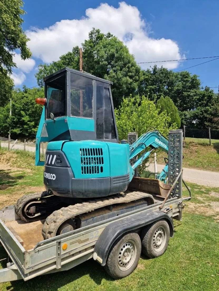 Mini bager Kobelco na prikolici