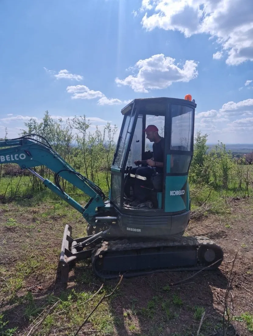 Mini bager Kobelco SK030SR na terenu