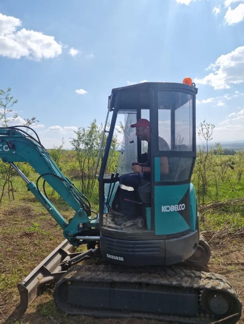 Rukovalac u kabini mini bagera Kobelco